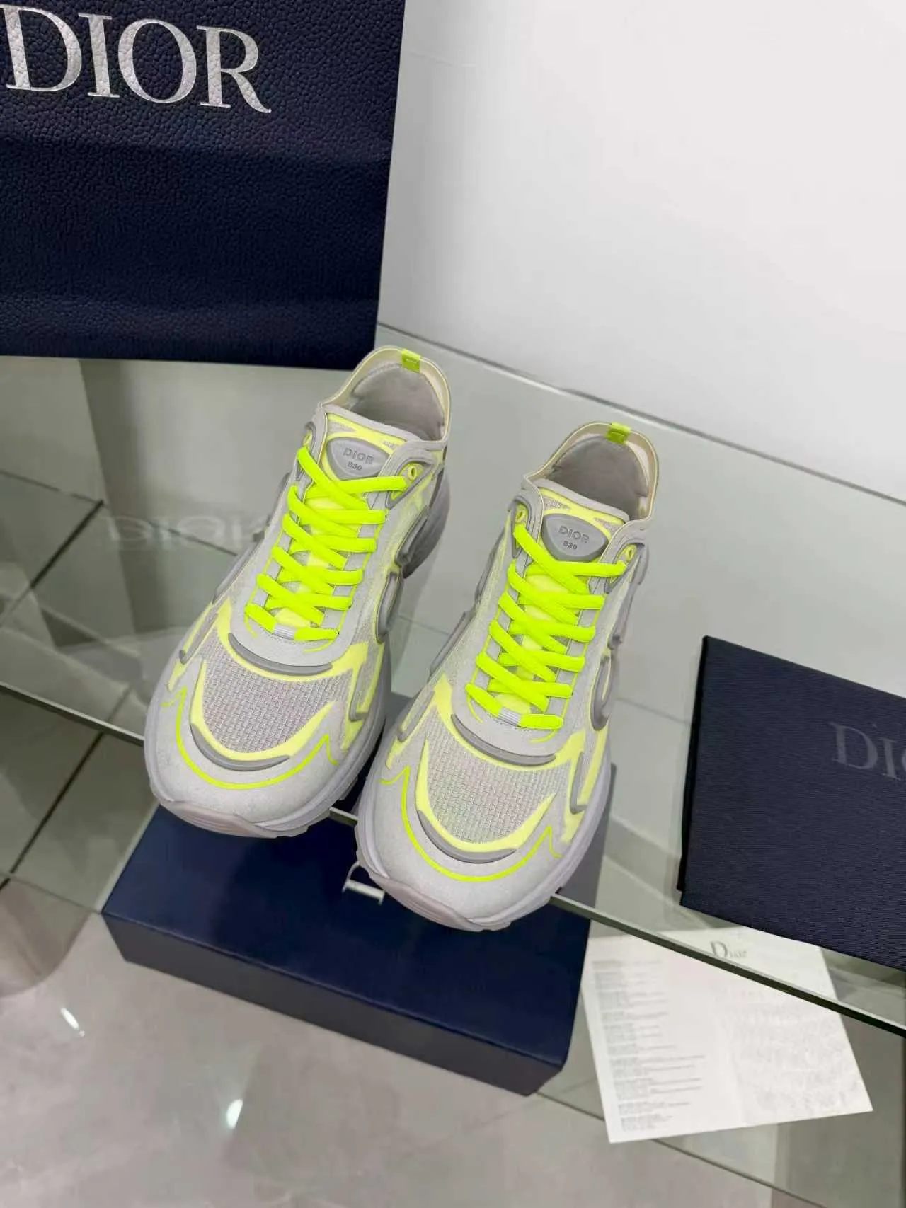 Men's men's shoes P560! DIOR#B30 COUNTDOWN TECH shoes 1. Inspired by lighter running shoes this season 2. Made of multi-layer transparent nylon upper, full of futuristic feel 3. CD30 rubber logo on the tongue/heel to highlight the brand style 4. Equipped with ultra-light foam midsole for the ultimate comfortable wearing experience 5. The entire series uses WELDED (seamless bonding) technology to ensure durability and lightness 6. Full-size dopamine color matching, perfect choice for couples shoes😜